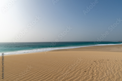 Wellen auf einer Insel laufen auf den Strand