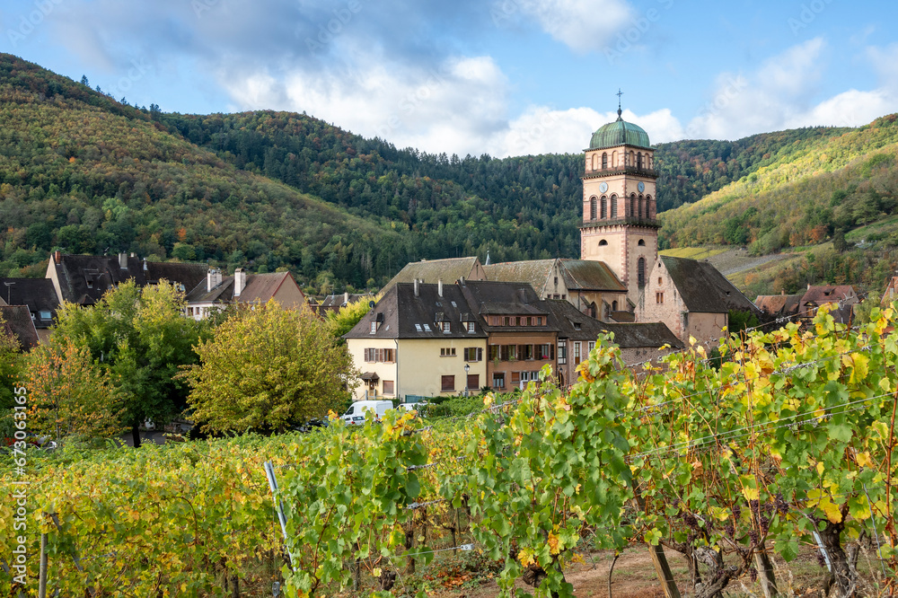 Village de Kaysersberg en Alsace, église vue depuis le vignoble