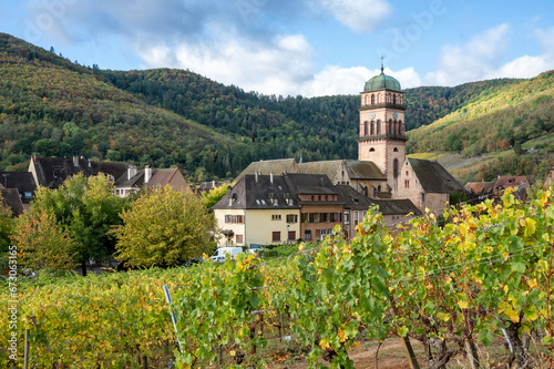 Village de Kaysersberg en Alsace    glise vue depuis le vignoble