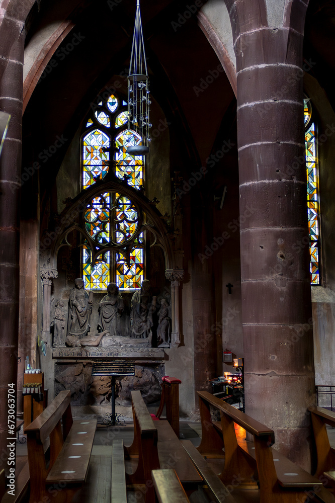 Vitrail et piliers en pierre dans une vieille église catholique en Alsace - obrazy, fototapety, plakaty 