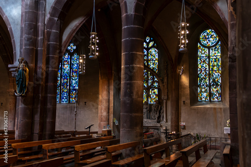 Vitraux et intérieur d'une église catholique à Kaysersberg en Alsace