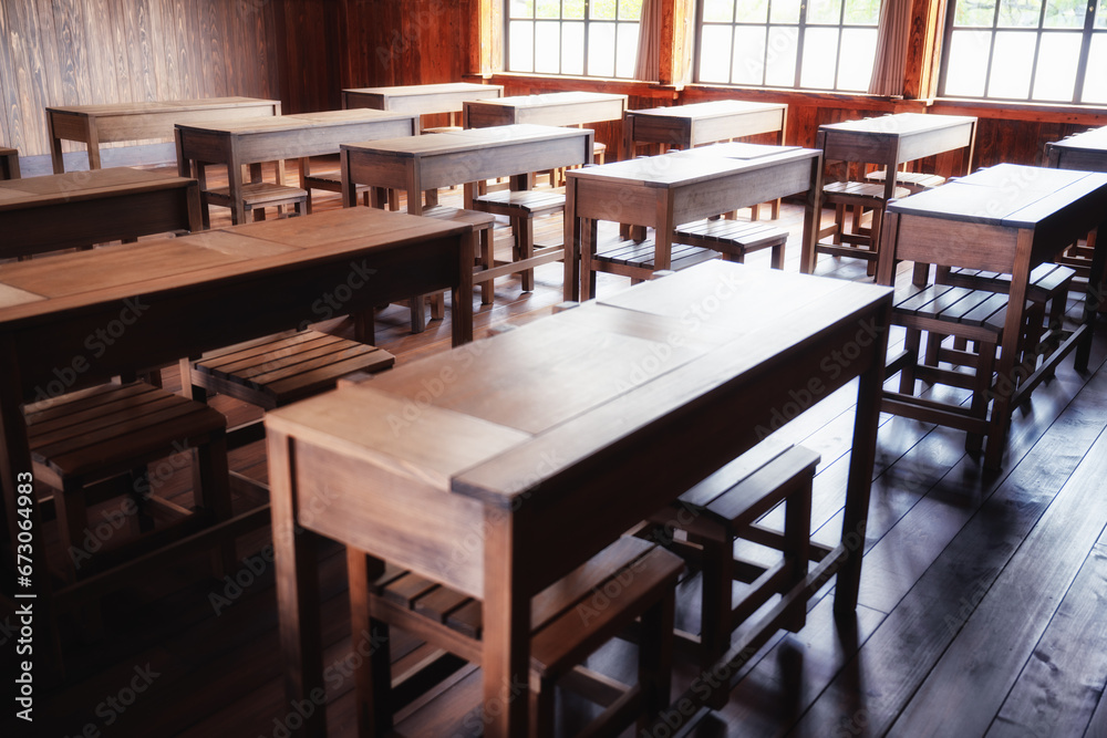木造校舎の教室に並ぶ机
