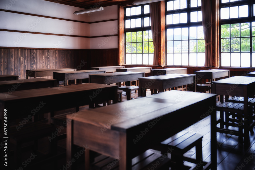 木造校舎の教室に並ぶ机