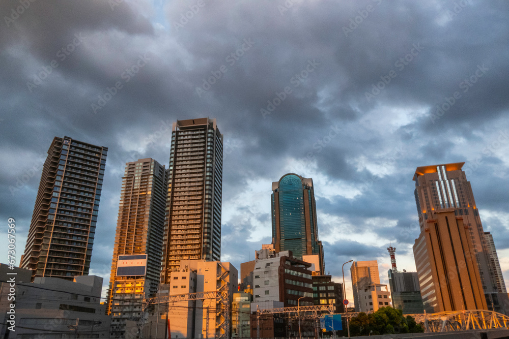 夕陽に照らされた大阪駅周辺のビル
