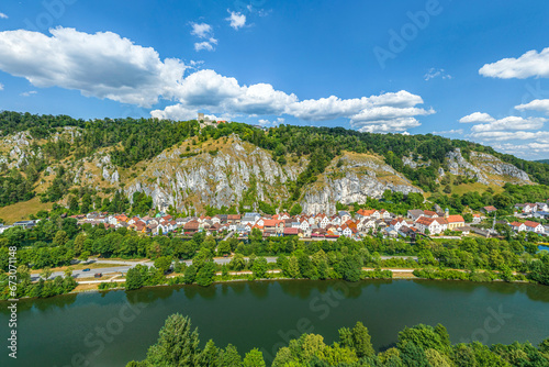 Ausblick auf die Ortschaft Essing und die Burg Randeck am Main-Donau-Kanal im bayerischen Altmühltal 