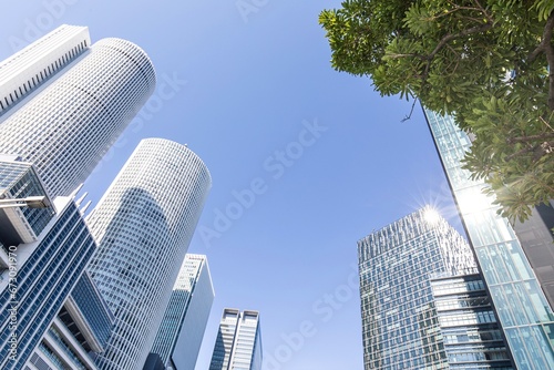 都市イメージ 名古屋駅前の高層ビル群と新緑