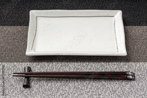  白い長方形のお皿と濃い茶色の箸