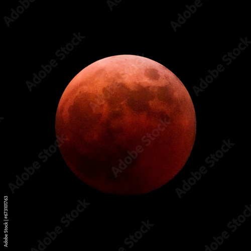 Fototapeta Naklejka Na Ścianę i Meble -  皆既月食 で完全に地球の影に入った 赤い月 【 月蝕 の イメージ 】