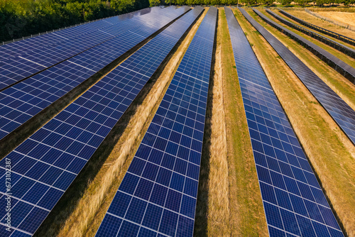 Feld mit Solartechnik zur Stromerzeugung bei Sonnenschein