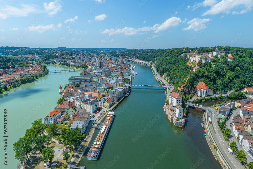 Die Dreiflüssestadt Passau in Niederbayern im Luftbild - obrazy, fototapety, plakaty 