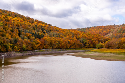 Herbstwanderung entlang der Edertalsperre zur versunkenen Stadt vom Edersee Atlantis  - Edertal - Hessen - Deutschland