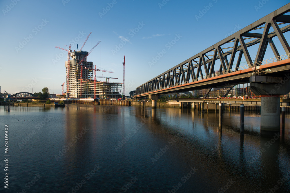 Signas Baustelle Elbtower im Osten der Hafencity Hamburg.  Baustopp - Insolvenz von Signa Holding und René Benko Ende 2023