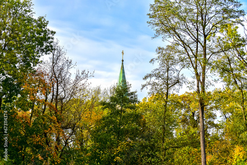Kolory jesieni  z wieżą kościoła w DROGOMYŚLu © Piotr Gancarczyk