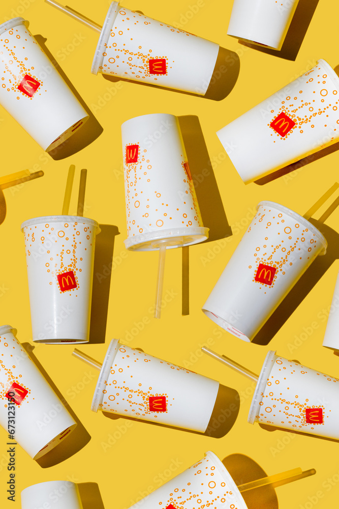 Foto de Yellow glass of McDonald's. Paper cup with lid. Takeaway drink ...