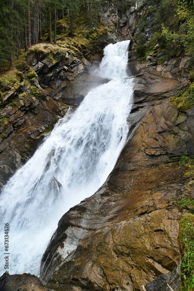 Naklejka premium Wodospady Krimmler w austriackich Alpach. Najwyższe wodospady w Europie