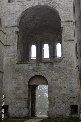 abbaye Saint Pierre de Jumi  ges  hiver dans la brume  fond  e en 654  76  Jumi  ges  Normandie  Seine Maritime  France