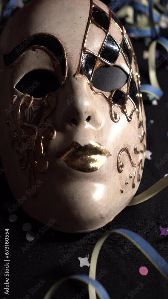 Video verticale, primo piano maschera di carnevale