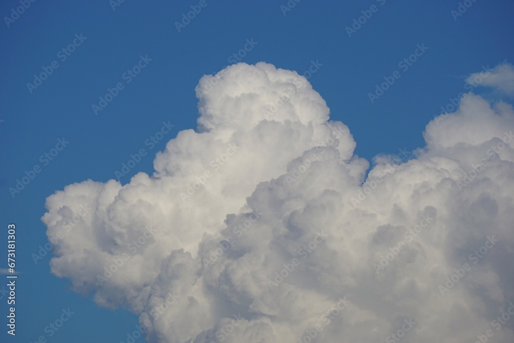 Naklejka premium the clouds with blue sky