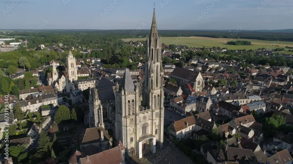 Vue aérienne de Senlis, Oise, Hauts-de-France. Cathedrale Notre Dame de Senlis, église Saint Pierre et le centre ville.