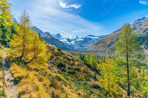 Wanderweg im herbstlichen Val Roseg, Pontresina, Engadin, Kanton Graubünden, Schweiz,