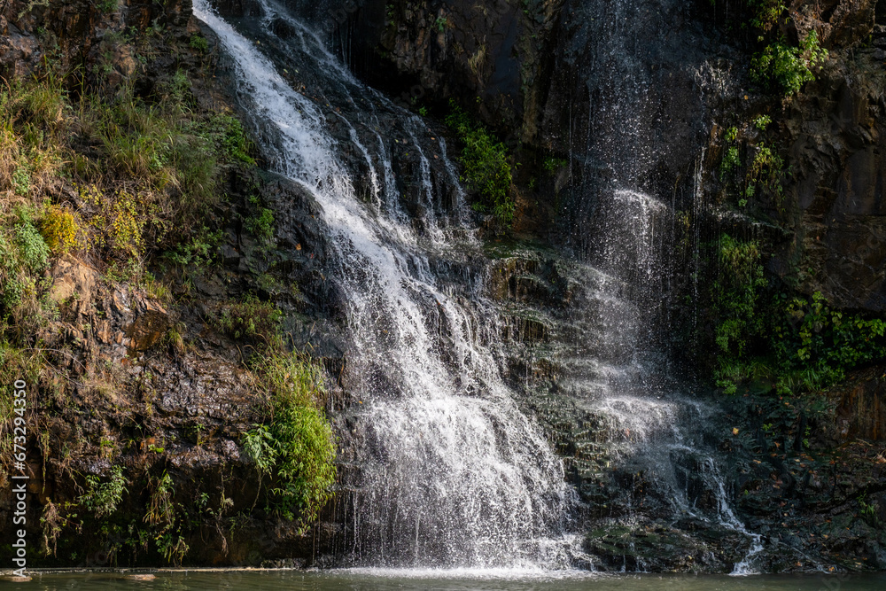 Obraz premium Close-up of waterfall with autumn foliage