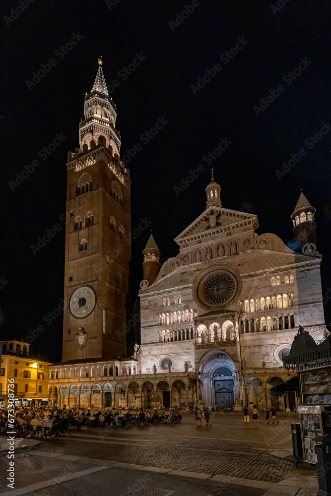 Piazza del comune a Cremona col Torrazzo e il Duomo