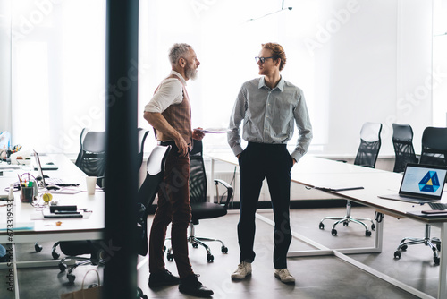 Bilde på lerret Focused men colleagues communicating on IT project in office