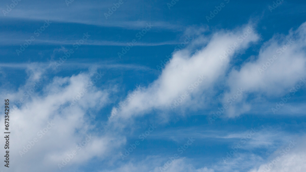 Obraz premium Cielo azul con nubes