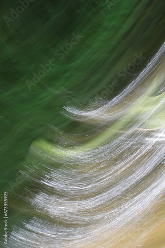 Abstrakter Hintergrund mit verschwommener Natur, Lange Belichtungszeit, fließendes Wasser, Bachlauf, künstlerisch,  Lichtmalerei photo