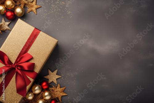 Julklapp med röda snören och stjärnor i guld mot grå bakgrund photo