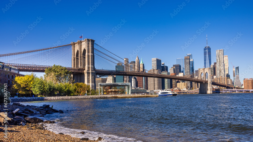 The Brooklyn bridge with Manhattan downtown in background