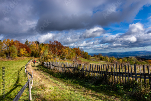 Fototapeta Naklejka Na Ścianę i Meble -  Szlak na Koziarz - Beskid Śądecki