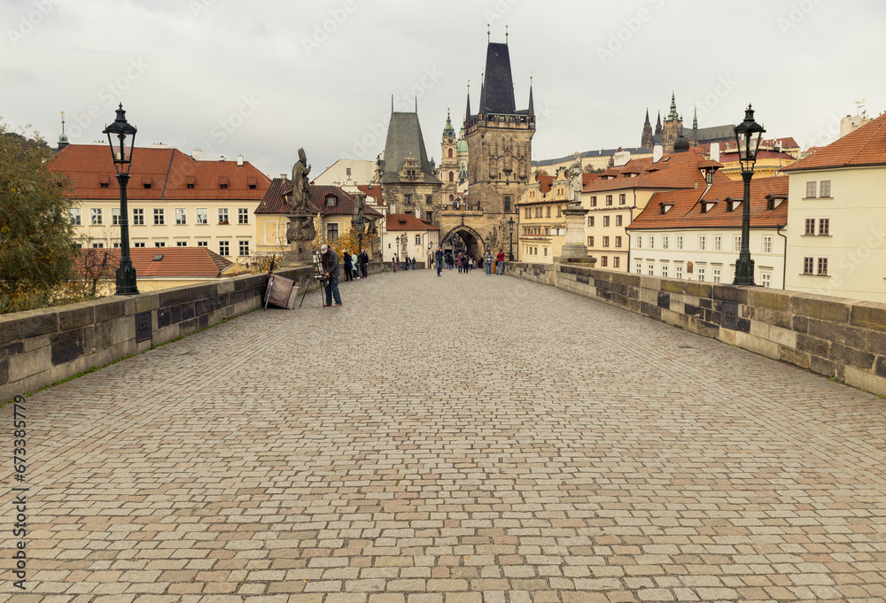 Le Pont Charles est le monument le plus célèbre de tout Prague et relie la Vieille Ville (Staré Město) et le « Petit Côté » (Malá Strana). - obrazy, fototapety, plakaty 