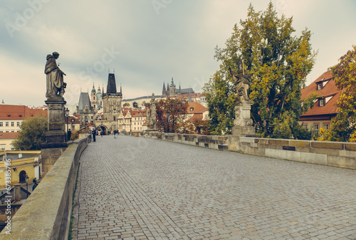 Le Pont Charles est le monument le plus célèbre de tout Prague et relie la Vieille Ville (Staré Město) et le « Petit Côté » (Malá Strana).