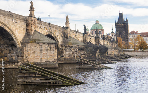 Le Pont Charles est le monument le plus célèbre de tout Prague et relie la Vieille Ville (Staré Město) et le « Petit Côté » (Malá Strana).