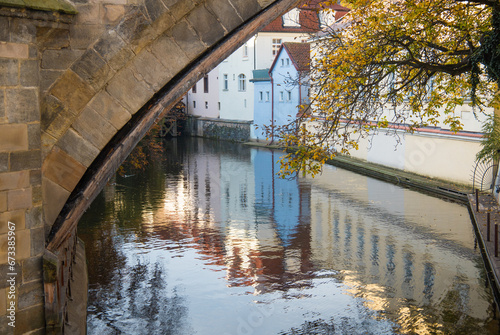 Čertovka (littéralement, Canal du Diable), aussi appelé la Petite Venise de Prague, est un petit canal situé dans le centre de Prague, en République Tchèque. Il est  dans le quartier de Malá Stran © jef 77