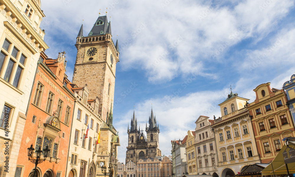 La place de la Vieille-Ville (en tchèque Staroměstské náměstí ), à Prague (République tchèque), est située au cœur du centre historique de la capitale tchèque. 