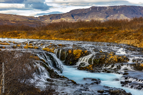 Schöne Bruarfoss-Wasserfall in Island