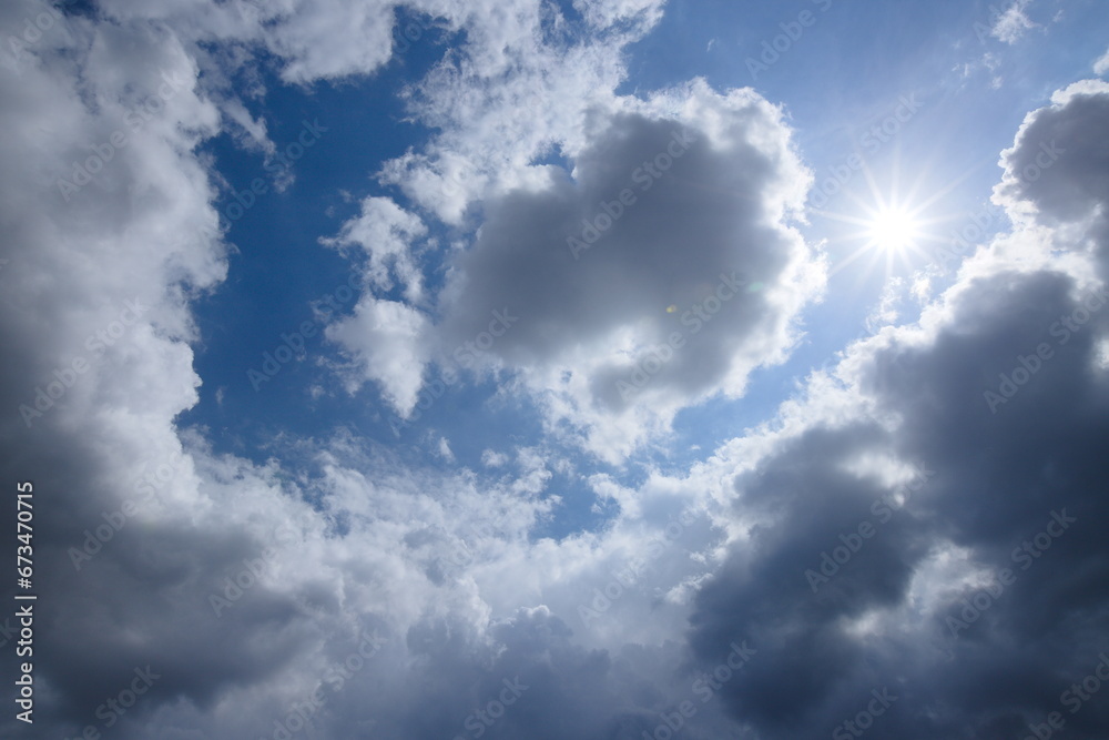 Fototapeta premium Sun rays emerging from behind the clouds