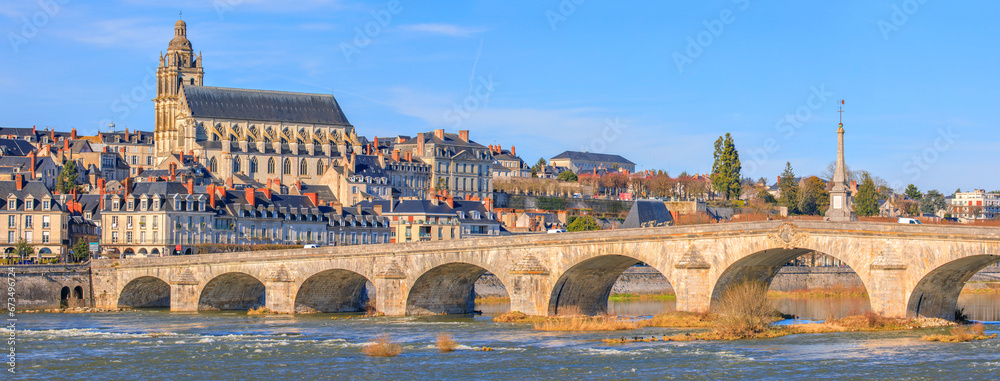 Blois, la cathédrale Saint-Louis et le pont Jacques-Gabriel - obrazy, fototapety, plakaty 
