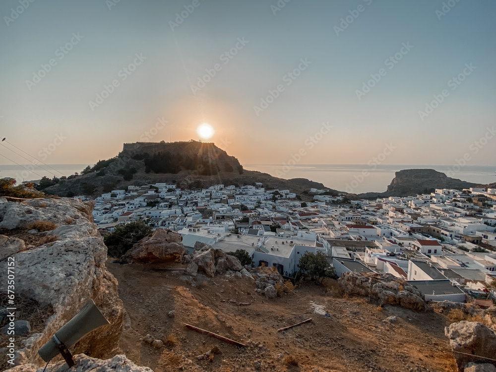 Lindos, Paralia isola di Rodi, Rhodos. Sole, mare e tramonto; montagne, colline città antica e acropoli.