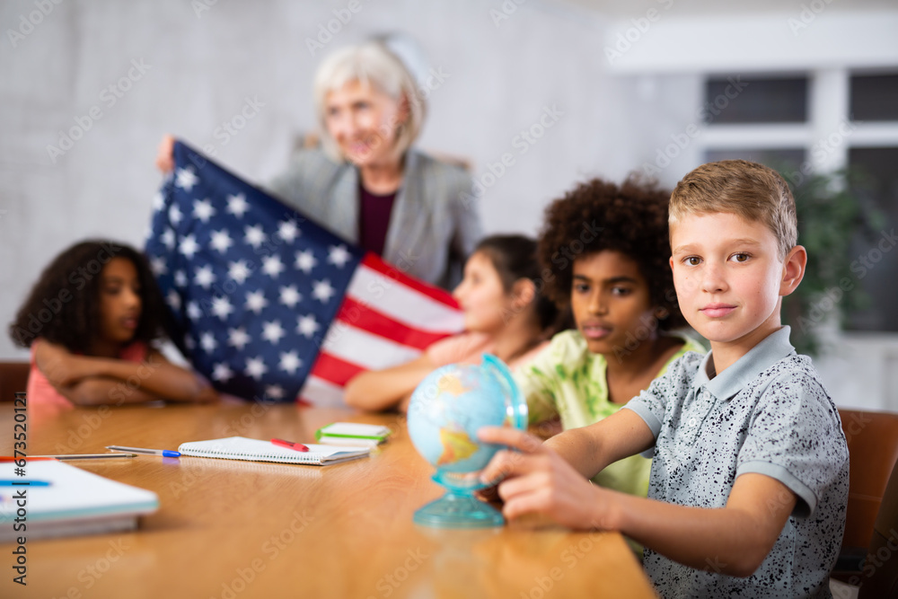 Fototapeta premium Kids learning together about usa in geography class
