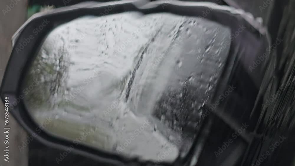 Lluvia tropical en retrovisor de auto 