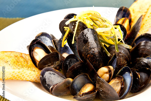 Cuadro en lienzo Prince Edward Island mussels in a broth with bread at a restaurant