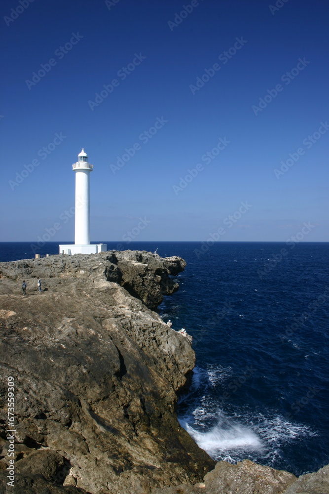 海に突き出た灯台
