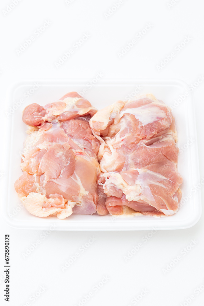 白背景に鶏モモ肉