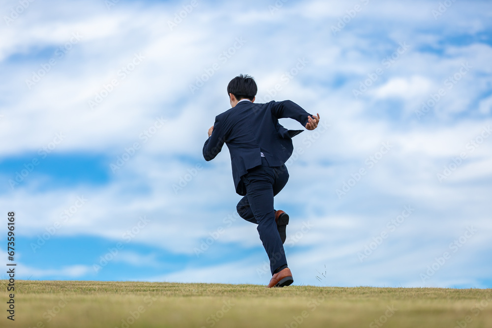 スーツで走り出すビジネスマン　businessman running away