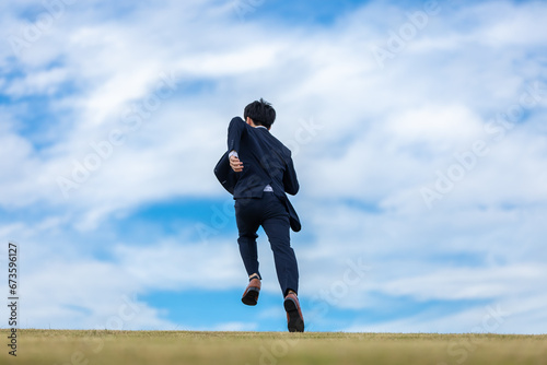 スーツで走り出すビジネスマン　businessman running away