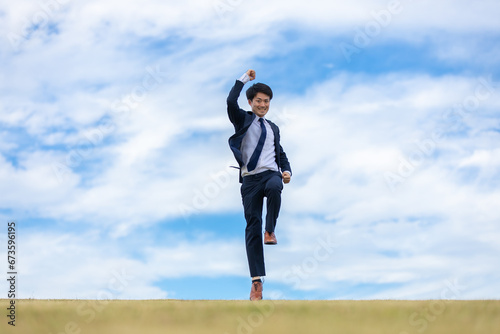 青空にジャンプするビジネスマン businessman jumping