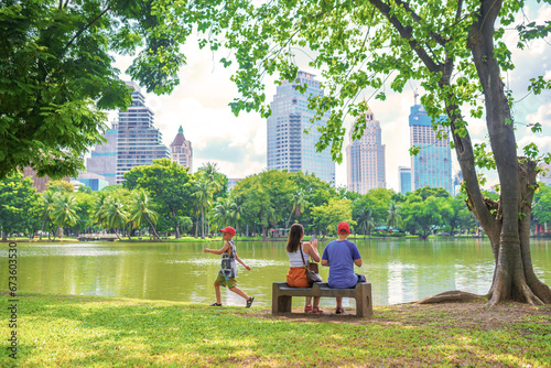 Φωτογραφία Mother and sons in Lumpini park in Bangkok city